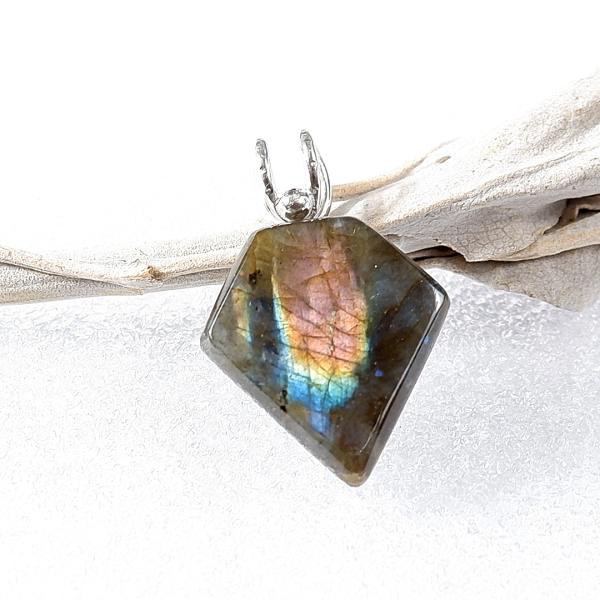 〜個性的な一点物〜　ラブラドライトのペンダント　天然石アクセサリー