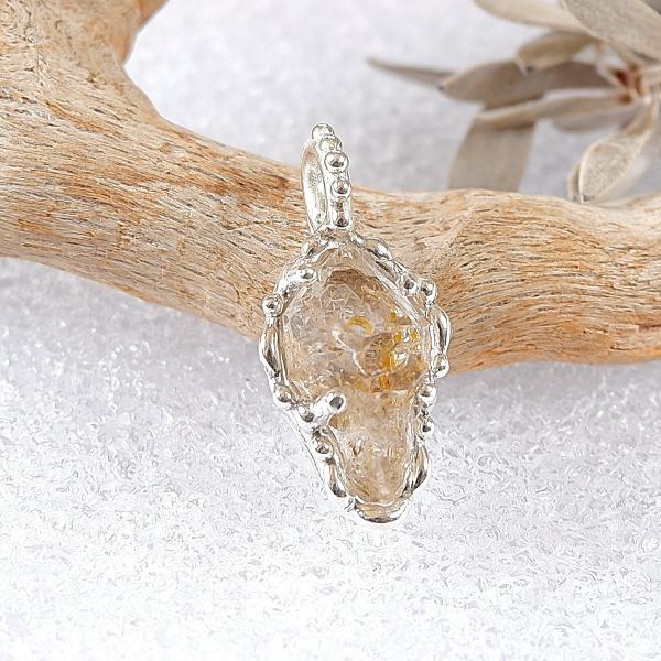 〜ブラックライトで蛍光する水晶〜　マダガスカル産　オイルインクォーツの粒飾りペンダント　（セプター）...