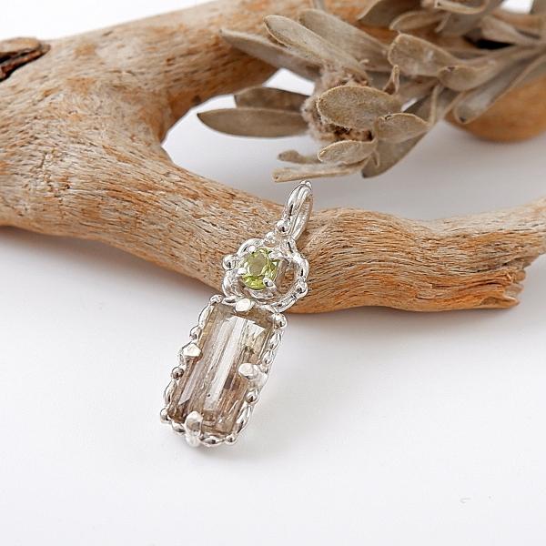 〜褪せた光の奥に〜スキャポライトとペリドットのデザインペンダント　天然石アクセサリー　一点物　mac...