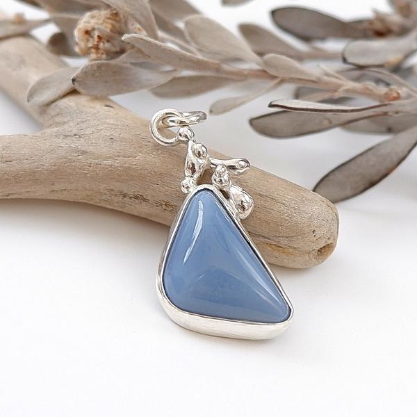 〜しっとりした大人の輝き〜　オワイヒーブルーオパールのデザインペンダント　天然石アクセサリー　一点物...