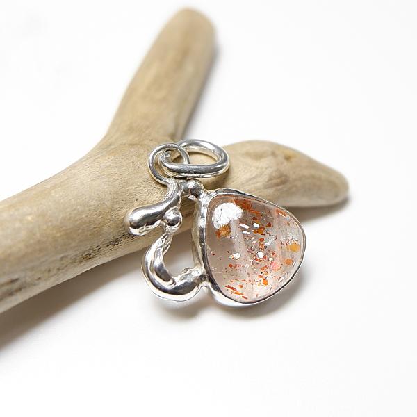 〜舞い踊る七色紙吹雪〜　レインボーコンフェッティサンストーンのデザインペンダント　天然石アクセサリー...