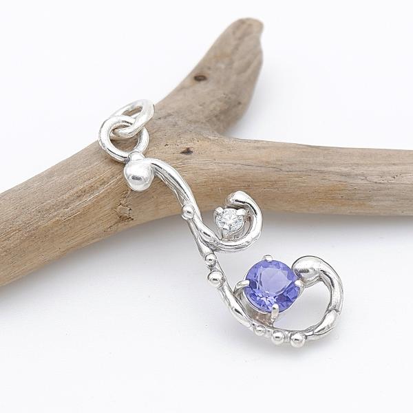 カラーチェンジフローライトとモアサナイトの唐草ペンダント　〜表情を変える草木の雫〜 　天然石アクセサ...