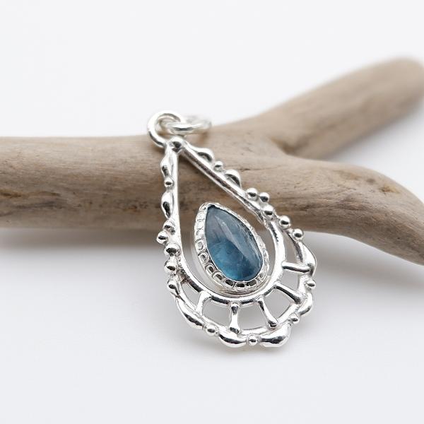 シーグリーンカイヤナイトのデザインペンダント　〜深き森の泉〜　天然石アクセサリー　一点物　