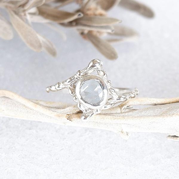 ブルージルコンのデザインリング　9号　 天然石アクセサリー　一点物