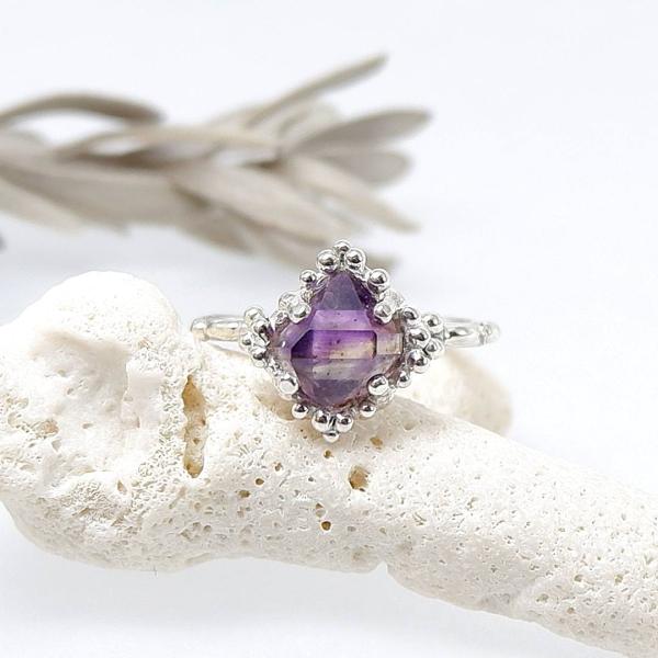 〜結晶を飾る〜　アメジスト原石の粒飾りリング　9号　天然石アクセサリー　