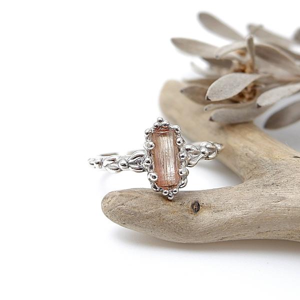 〜結晶を飾る〜ピンクトルマリン原石の粒飾りリング　16号　天然石アクセサリー　一点物　macari