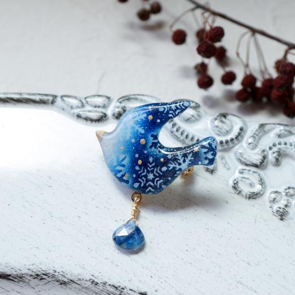 マコズアトリエ 幸せの青い鳥 カイヤナイト ブローチ 雪の結晶 北欧 天然石