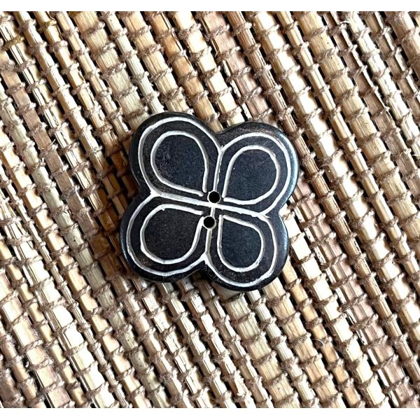 ボーンボタン　30mm　1個売り　フラワーIII　ブラック