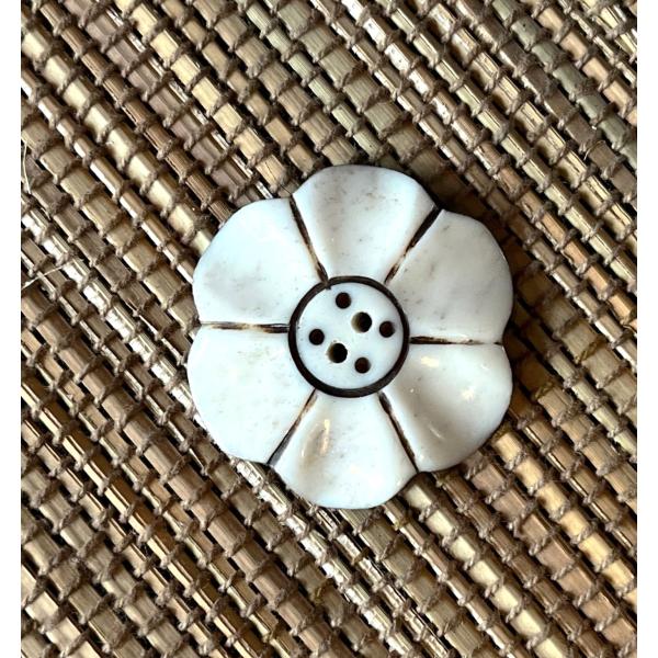 ボーンボタン　35mm　ひらひら　フラワー　１個売り　アイボリー