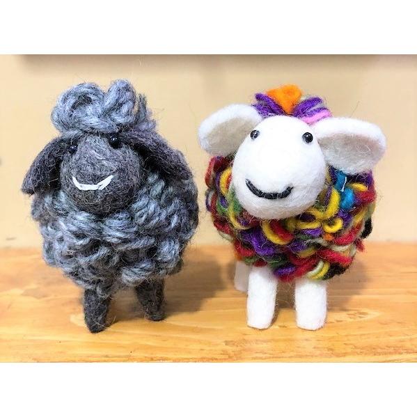 ハンドメイドひつじ　フェルト　人形　