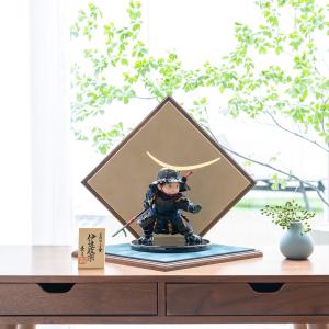 五月人形 兜 コンパクト おしゃれ モダン 人気 インテリア 高級 鎧着大将 もののふ童 子供大将 伊達政宗 飾台付 名入れ 木札付き 日本製