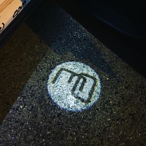 <makeover> メイクオーバー　ロゴ　カーテシランプ