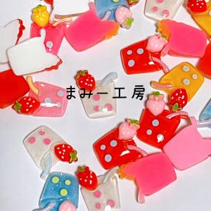 デコパーツ　ジュース　いちごのせ　約20*17ミリ　1個