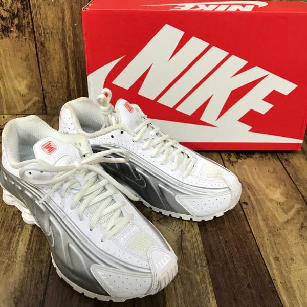 NIKE WOMENS SHOX4 WHITE AND METALLIC SILVER (ナイキ ウ...