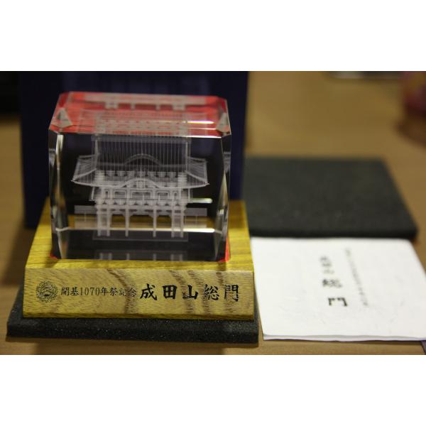 成田山　総門　クリスタル　台座付き　オブジェ　お土産 　★0305 B-4