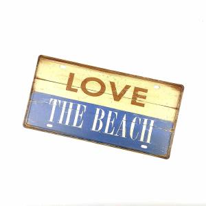 アメリカン風ブリキ看板ナンバープレート LOVE THE BEACH ビーチ 木目風 30cmX15.5cm レトロ ガーデニング アンティーク アメリカン 屋外 飾り方 おしゃれ｜marutomostore