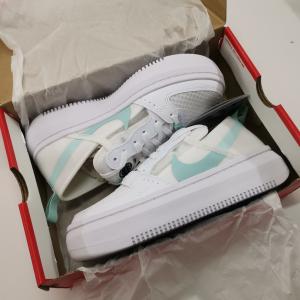 ナイキ 水色 スニーカーの商品一覧 通販 Yahoo ショッピング