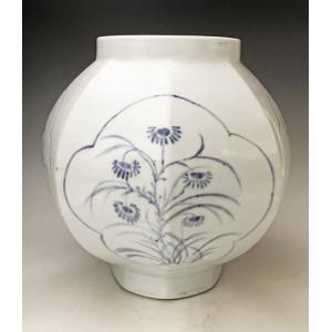 李朝 青花窓絵草花文面取壺 全高約29cm 韓...の詳細画像1