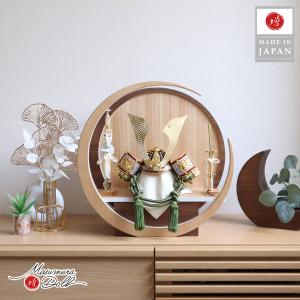 新作 伝統工芸士 誠山作 10号 濃緑糸縅兜 萌葱裾濃 無双結び 金小札 月-tsuki- (特大) 円形ナチュラル杉 ウォールナット飾り ヒノキ製本藤巻弓太刀｜masumura-dolls