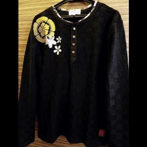 Tシャツ 和柄 家紋桜刺繍（黒）フェイクヘンリーネック長袖Tシャツ｜matsuriya-sonami