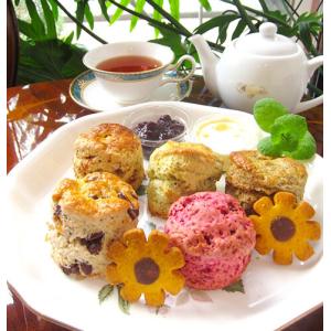 6種類の焼いてあるスコーン、クロテッドクリーム、自家製ジャム、紅茶ティーバッグが入ったセット、
