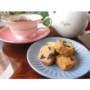 【アーモンドとチョコのクッキー（15枚入り）】上質なビターチョコレートとアーモンドがたっぷり、ミネラル豊富なきび砂糖使用、甘さひかえめ｜mayfair-net