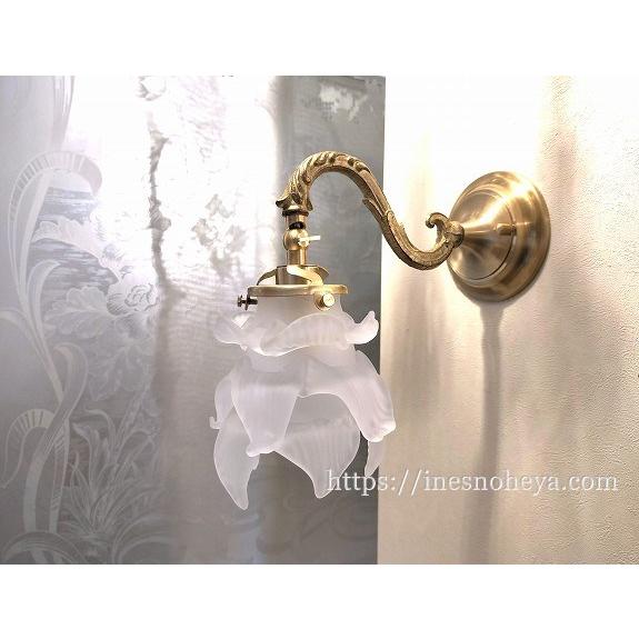 アンティーク調の真鍮ブラケットライト＆こぼれ咲く大輪の花びらのような優美なガラスランプシェードとのブ...
