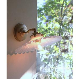 アンティーク調の真鍮製、小さなブラケットライト ＆ ミルクガラスのフレンチフリルシェード（MGL）の...