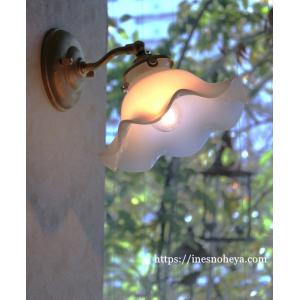 アンティーク調の真鍮製、小さなブラケットライト ＆ ウエーブミルクガラスのフレンチシェードの素敵なブ...