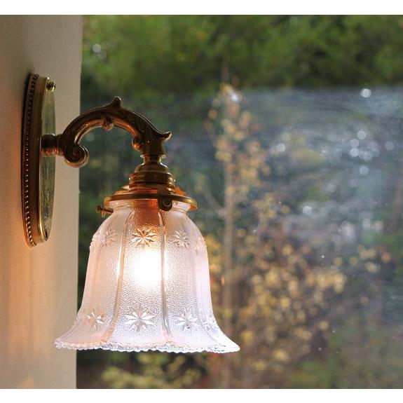 英国アンティーク調　真鍮製の小さなブラケットライト（壁付け照明）＆昭和レトロな雰囲気のガラスの小花柄...