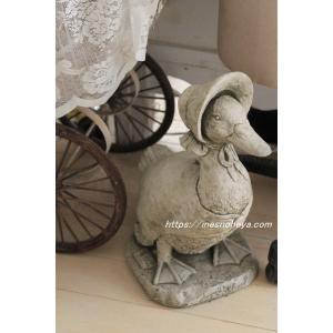 ピーター・ラビットの絵本に登場する、あひるのジマイマを思い出させてくれた、お帽子をかぶったアヒルの英国製ガーデンオーナメント（英国製ガーデン石像）