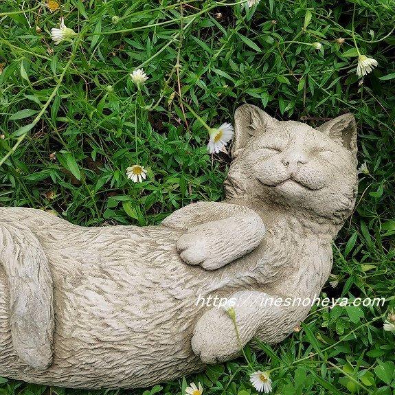 お昼寝が大好きな仔猫のサフィー（英国製ガーデン石像）
