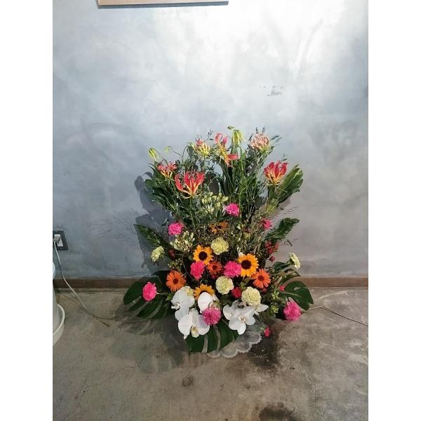 徳島市周辺にのみ8000円　・税、送料込み8000円で商品をお届けする（花束・アレンジ・観葉植物）