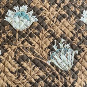 moda fabrics William Morris ウィリアムモリス シーチングキルティング生地＜Anemone＞(アネモネ)＜茶系＞8217-43Q｜merci-fabric