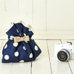 【ネコポス不可】カメラ女子♪ミラーレス一眼カメラが入る!かわいいラッピングクロス「カメラのくるみん」　レディー紺ドット