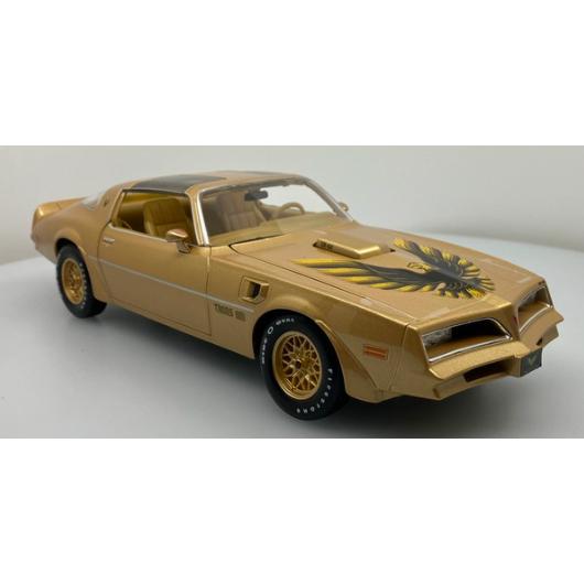 ミニカー Pontiac Firebird Trans Am Gold 1/18 Maisto ポン...