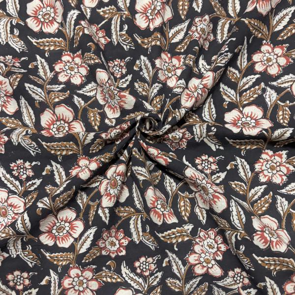 【50cm単位】ブラックオフホワイトレッドフラワーCバグルー　インド　ハンドブロックプリント生地　テ...