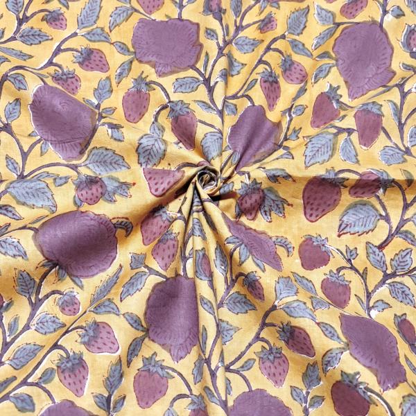【50cm単位】イエロー苺モーヴパープルフラワー　インド　ハンドブロックプリント生地　テキスタイル ...