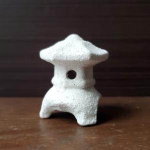 添配 ミニチュア トウロウ とうろう 三つ足 白色 ４．５ｃｍ 燈籠 灯籠 蟷螂 燈篭 灯篭 トウロウ 灯ろう 螳螂 枯山水 苔テラリウム 苔盆栽