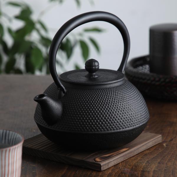 【名入れおまけつき】 南部鉄器 鉄瓶 9型平丸アラレ 黒焼付 内面釜焼 1100ml ガス火 瓶敷名...