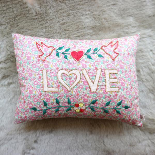 CSAO PARIS LIBERTY Betsy Ann LOVE 刺繍 メッセージ クッション ベ...
