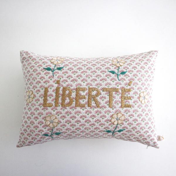 CSAO PARIS LIBERTE 刺繍 メッセージ クッション Beaucare ecaille...