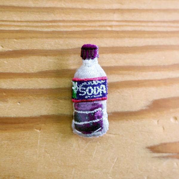 LM・エルム ブローチ ペットボトル (パープル)  /  立体刺繍アクセサリー SODA