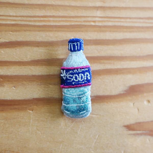 LM・エルム ブローチ ペットボトル (ブルー)  /  立体刺繍アクセサリー SODA