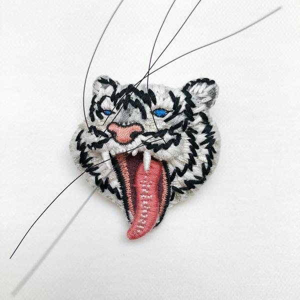 LM・エルム ブローチ トラ (ホワイト)  /  立体刺繍アクセサリー タイガー