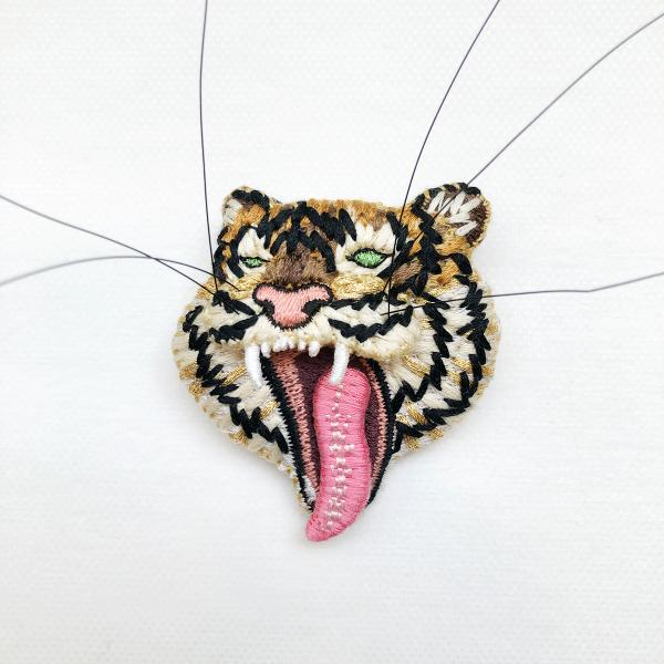 LM・エルム ブローチ トラ (ナチュラル)  /  立体刺繍アクセサリー タイガー