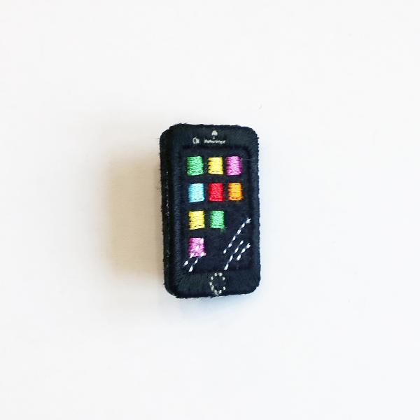 LM・エルム ブローチ スマホ  /  立体刺繍アクセサリー 携帯