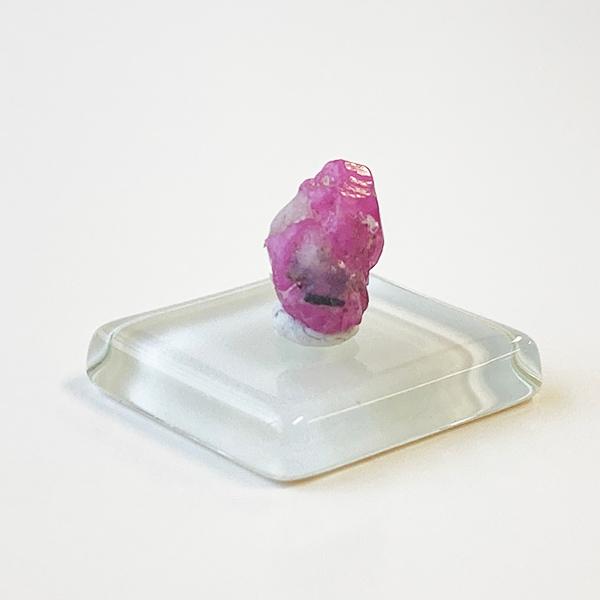 アフガニスタン産ルビー原石　標本　蛍光鉱物（送料無料）