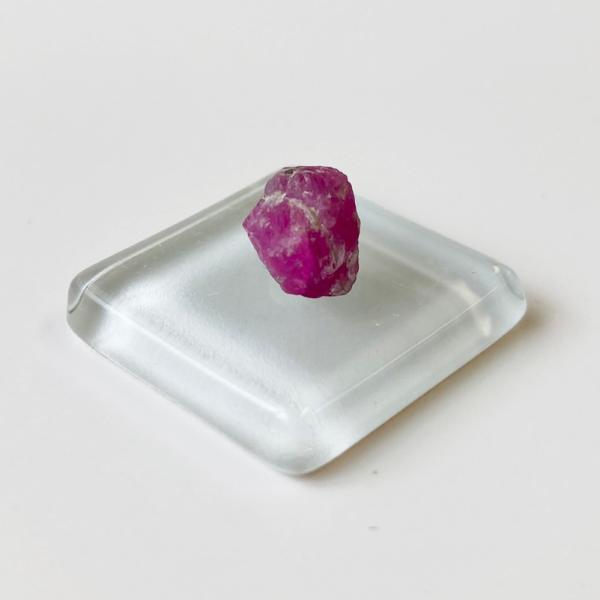 アフガニスタン産ルビー原石　標本　蛍光鉱物（送料無料）