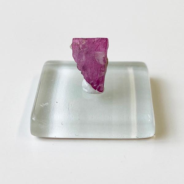 アフガニスタン産ルビー原石　標本　蛍光鉱物（送料無料）